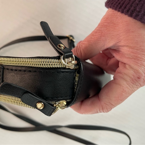 Adrienne Vittadini Studio no charging zip around crossbody purse wallet in black - Picture 5 of 7
